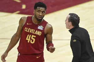 你在玩我？米切尔篮板出界要求挑战 主帅要挑战又被前者阻止 配图