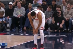 还是有些不舒服！唐斯挡拆顺下大踏步上篮命中 落地后捂着膝盖 配图