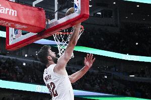 迪恩小阵容打5号位！阿特金森：他足够强壮 能抢板能提供一些护筐 配图