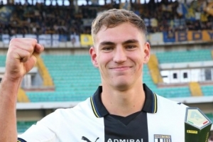 佩莱格里诺:米兰的关注令我欣喜,但我刚与帕尔马续约在这很开心 配图