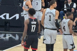 伊森妈妈：我儿子在文班跟前看起来就1米55 被他两个帽扇回非洲了 配图