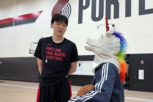 自己一个人来的美国？杨瀚森：还有我爸和翻译 在这边我没亲戚 配图