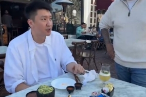 孙悦跟着湖人训练师吃墨西哥菜 享受辣度7的美食 配图