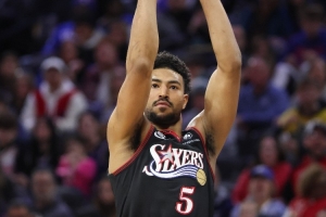 外线不准！格莱姆斯13中6&三分8中2 得到全队最高的17分 配图