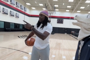 利拉德&霍勒迪：杨瀚森会成为很棒的球员 英语也学得挺好 配图