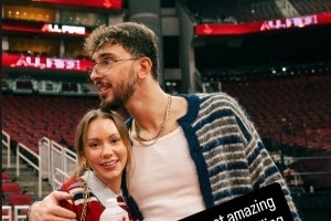 申京INS晒图祝女友生日快乐：感谢为我生活带来了爱和快乐 我爱你 配图