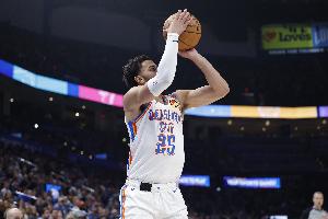 复出状态出色！阿杰伊·米切尔半场12中7砍16分 首节独得10分 配图