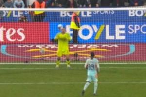 玩砸了！瓦塔拉点球大战踢勺子直接被没收，小蜜蜂不敌西汉姆出局 配图