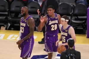 詹东里的最大问题其实是进攻而非防守 因此湖人亟需八村塁的发挥 配图