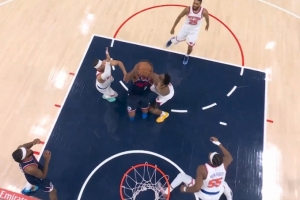 很坚决！伦纳德强攻造杀伤 尼克斯挑战成功改吹前者进攻犯规 配图