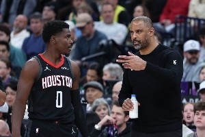 三分投射问题持续困扰火箭！替补奇兵阿隆·霍勒迪或成破局关键 配图