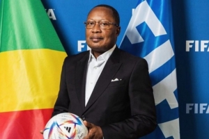 外媒：刚果足协主席因贪污被判终身监禁，妻子和儿子也终身监禁 配图