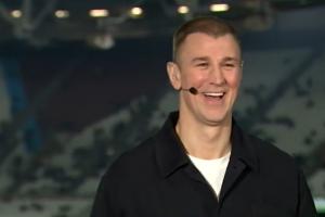 笑嘻了!足总杯抽签嘉宾乔哈特亲手为曼城抽到利物浦后直呼:耶! 配图