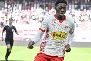 德媒:多特总监现场观战,考察19岁后卫加杜和20岁边锋沃姆布兰德 配图