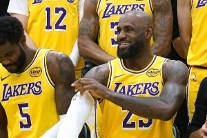 湖人官推晒拍摄全家福花絮照：笑容满面 配图