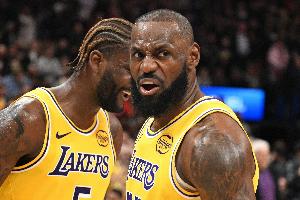 夸梅：不给艾顿球就别指望他抢板&跑动 詹姆斯回来他没啥出手机会 配图