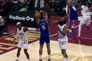 防守也卖力！哈登外线跟防 起飞大帽格莱姆斯 配图