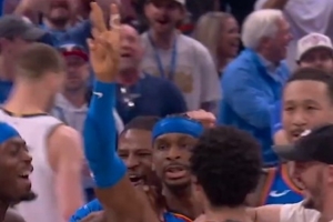 霸气十足!亚历山大绝杀后朝全场单手比二 向世界宣誓自己的号码 配图