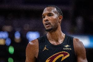 镇守篮下！莫布里12投7中砍下15分8板3盖帽 正负值+9 配图