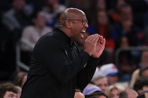 迈克·布朗：满意我们下半场的拼劲 但我们失误给了对手太多机会 配图