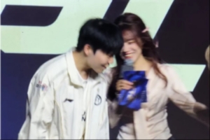 网友热议Rookie官宣微博：九年了 才发现感情走到不同的方向吗？ 配图