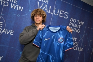 TA：切尔西与18岁埃梅内洛续约5年，他父亲是俱乐部前技术总监 配图