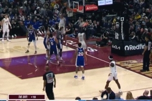 轻松写意！哈登突破到禁区高抛助飞莫布里空接暴扣 配图