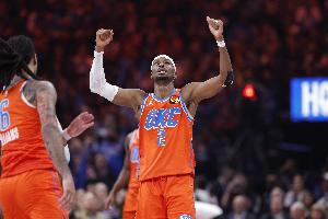 杰林威：真庆幸亚历山大是我们队友 他刚才简直救了我一命 配图