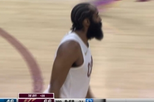 突然发力！哈登外线开火飙中2记三分 连得8分率队领先20分 配图