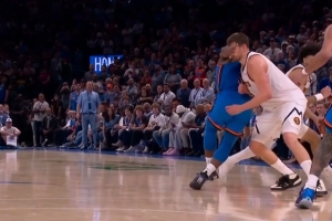 又来？多特追防后手直击约基奇面部 被吹一级恶意犯规 配图