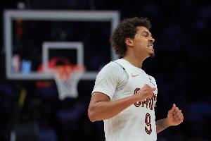 漫不经心！克雷格·波特底线发球送给对手 达伦·特里三分惩戒 配图