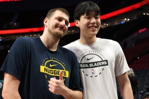 杨瀚森：和约基奇单挑10球比分会是0-10 最想学他手上的技术 真柔 配图