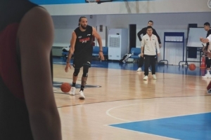 麦基被视为与白边同级别外援 队友评价除了防守他进攻也比白边好 配图