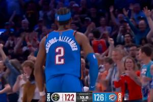 杀人武器这个时候用~亚历山大轰进三分领先4分 连续3场进关键三分 配图