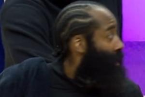 恩比德从后方主动拉住哈登示好：我知道你生气 但我还是要打招呼 配图