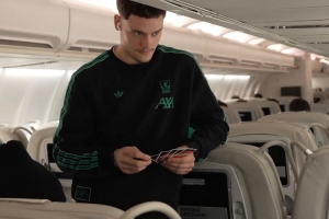 旅途消遣！维尔茨、索博斯洛伊、赫拉芬贝赫飞机上玩UNO 配图