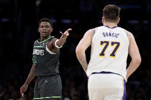 东契奇VS爱德华兹生涯战绩：常规赛东契奇8-6占上风 季后赛5-5 配图