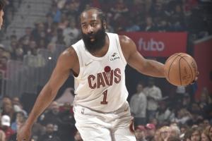 硬邦邦！哈登29000分里程碑夜 一手抓得分一手送助攻半节打花！ 配图