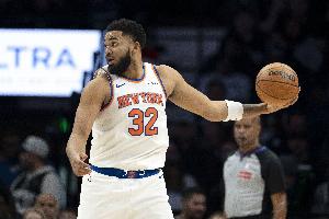 硬糖出没！唐斯轻伤不下火线 半场10中8高效砍下21分4板2助 配图