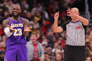 詹姆斯:我们理解裁判的工作很难做 也许可以增设第四位裁判 配图