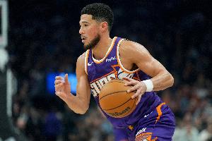 状态火热！布克半场13中8轰下20分2板3助 次节独得13分 配图