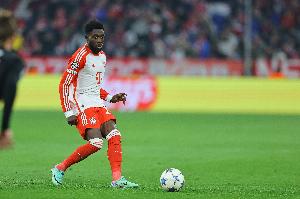 记者：阿方索·戴维斯疑似旧伤复发，穆西亚拉一瘸一拐登上大巴 配图