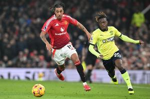 费迪南德：约罗的身体与对手不在一个水平，他对抗时要有所选择 配图