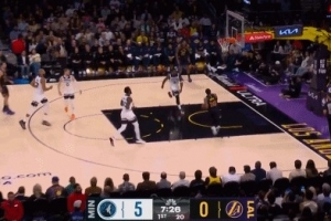 打了近5分钟湖人才开张！东契奇反击击地妙传 斯玛特跟进上空篮 配图