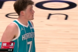 防守建功！克尼佩尔篮下站定 造成格兰特进攻犯规 配图