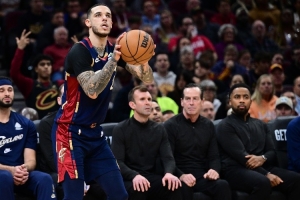 球爹：骑士竟然让我儿打替补&蹲底角 他这辈子没这样打过球 配图