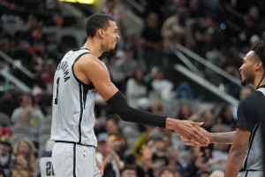 解说：布朗罚下去那球绿军完全可以挑战 文班进8个三分太超模了 配图