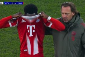 世界杯危！？阿方索无对抗情况下受伤，下场时掩面落泪！ 配图