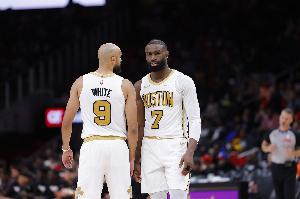 德里克·怀特：杰伦·布朗吃的第一个T没得说 但第二个T太扯了 配图