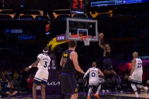 极速反击！森林狼失误 东契奇前场助飞八村塁飞身空接暴扣 配图